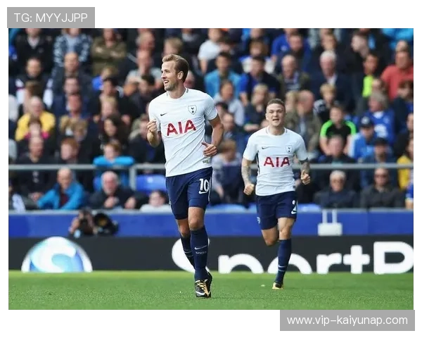 凯恩禁区外精准吊射险些破门
